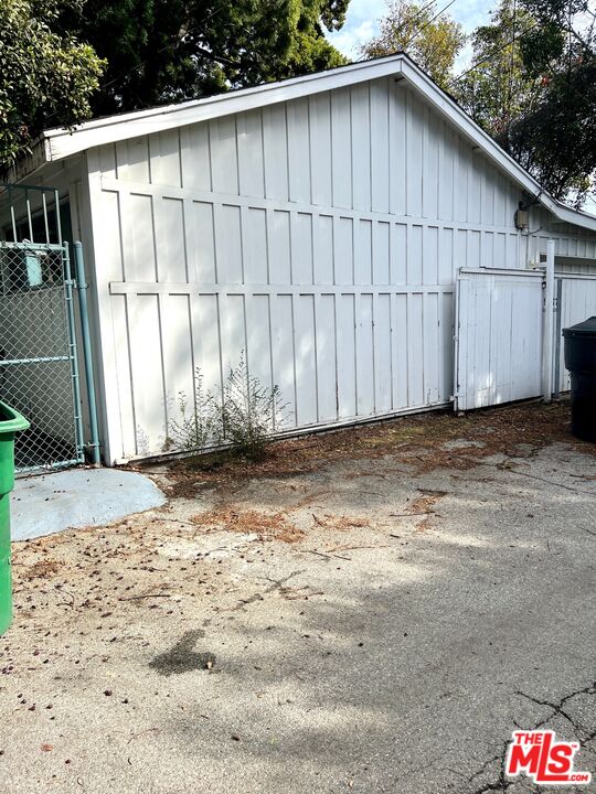 Carmelita Avenue Beverly Hills, CA 90210 - Photo 13 of 14 a backyard of a house