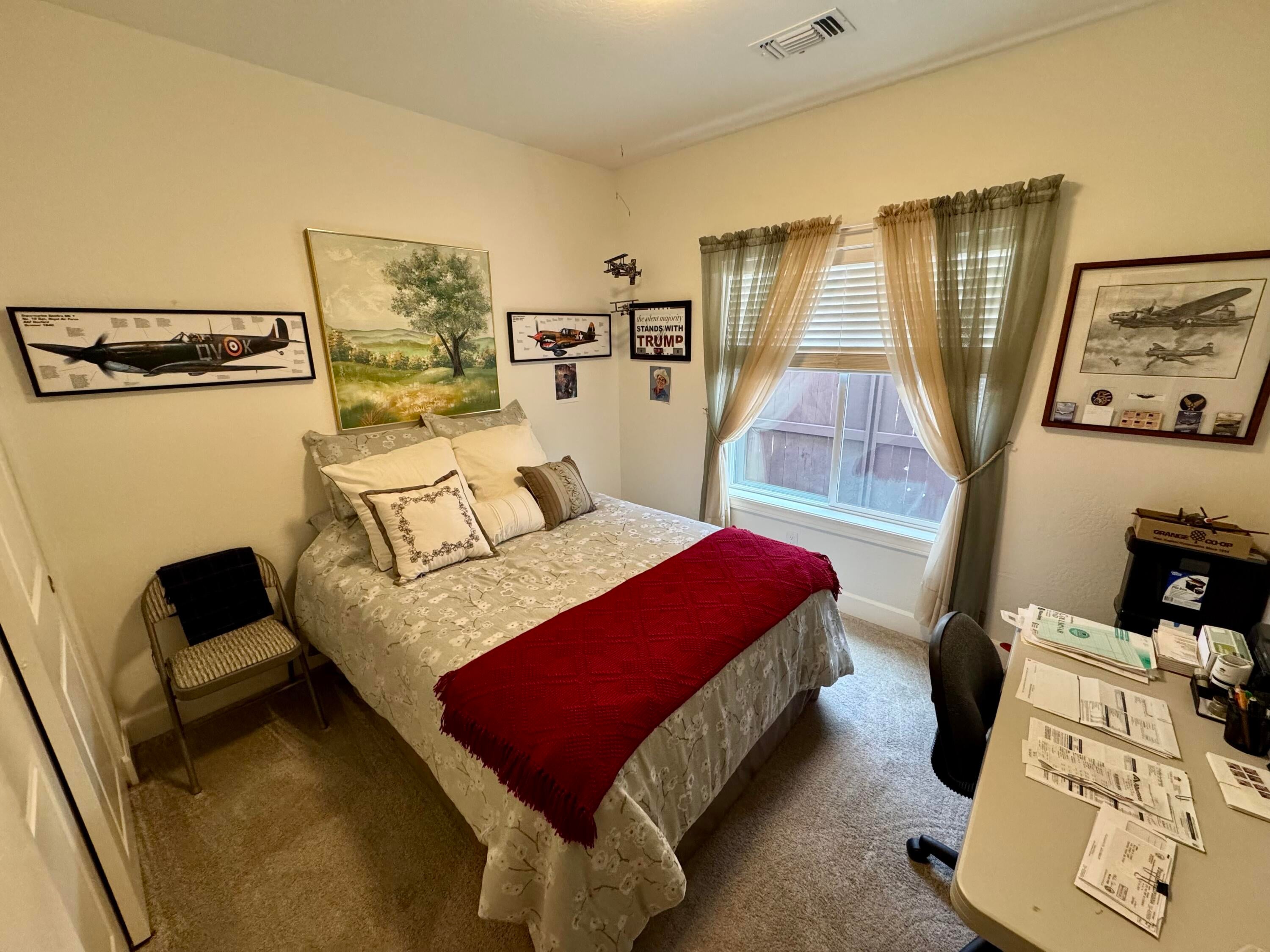 438 Cheney Loop Central Point, OR 97502 - Photo 12 of 15 Light and airy guest bedroom