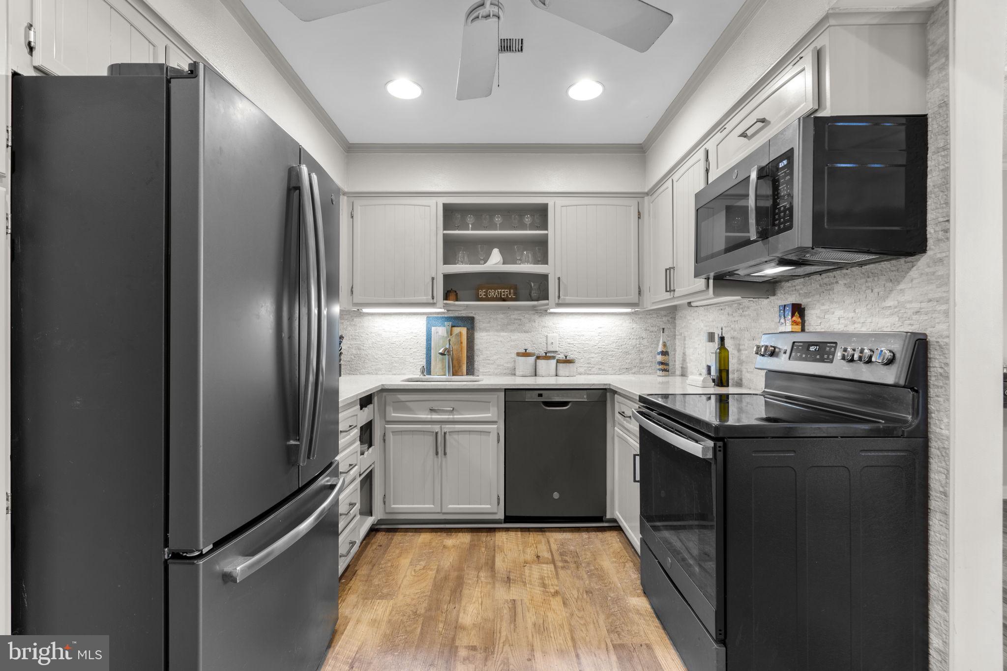 10077 Windstream Drive, Unit 4 Columbia, MD 21044 - Photo 7 of 59 Kitchen with quartz counters