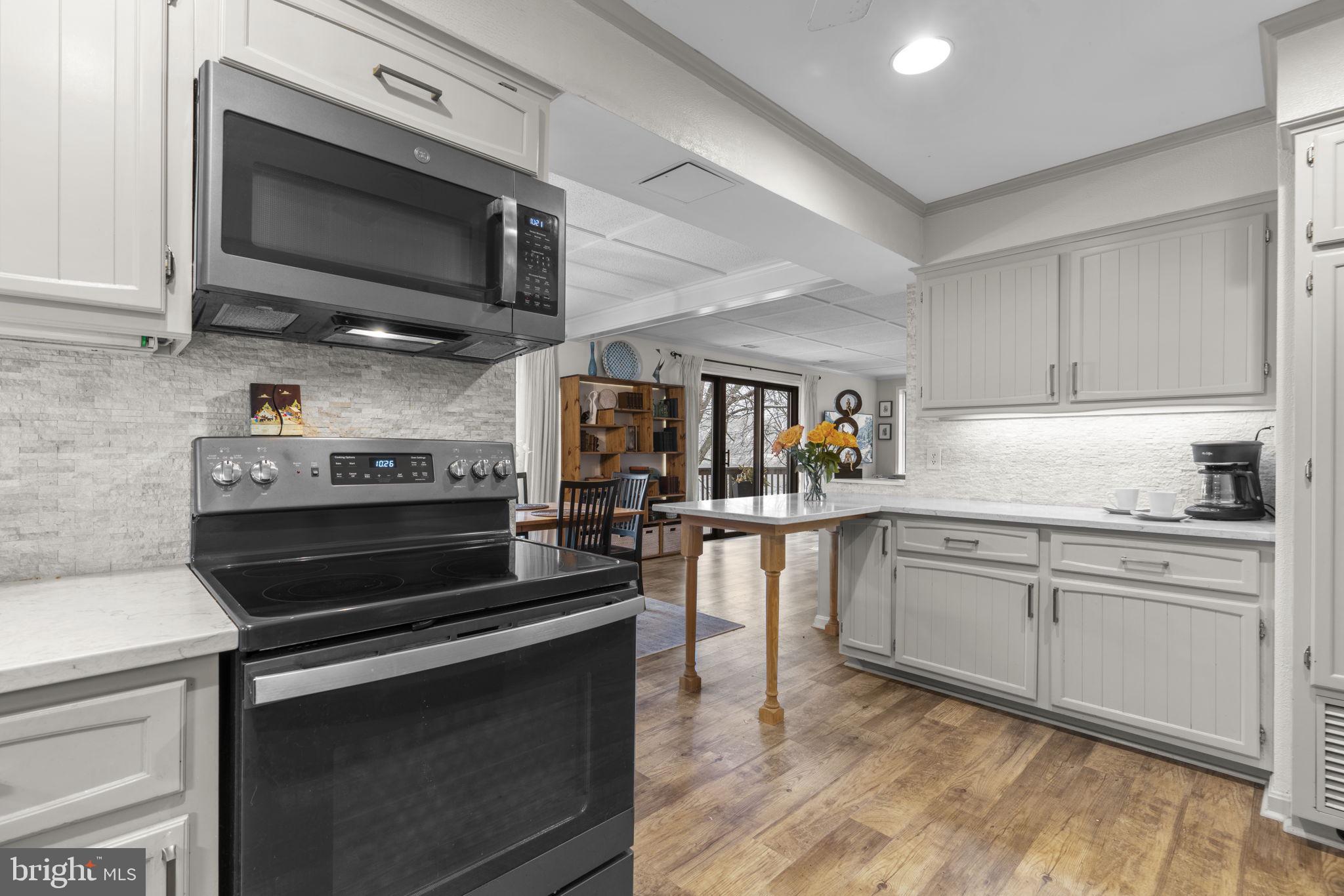 10077 Windstream Drive, Unit 4 Columbia, MD 21044 - Photo 10 of 59 Kitchen with peninsula seating
