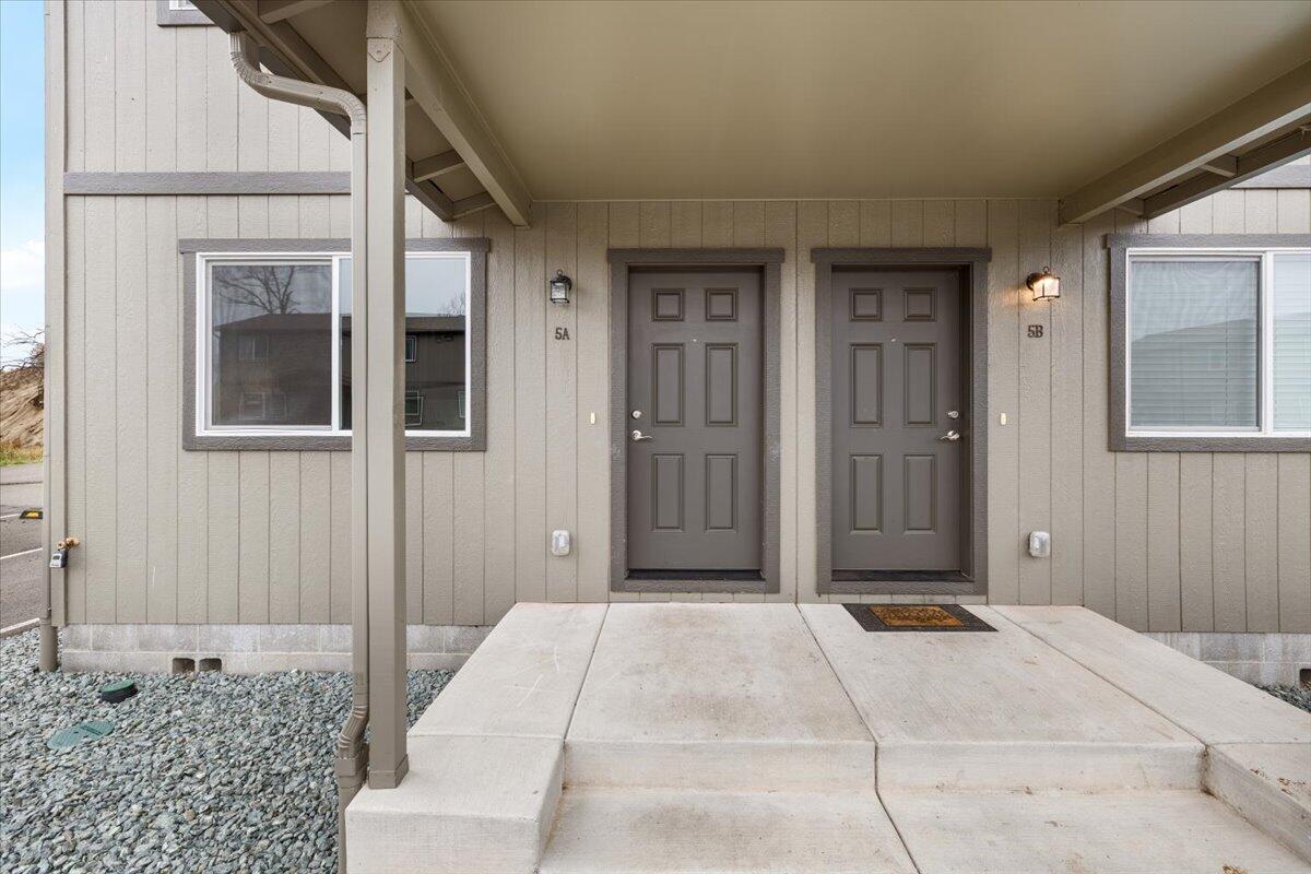 610 North Main Street, Unit 5A Phoenix, OR 97535 - Photo 2 of 16 02-CI_2141