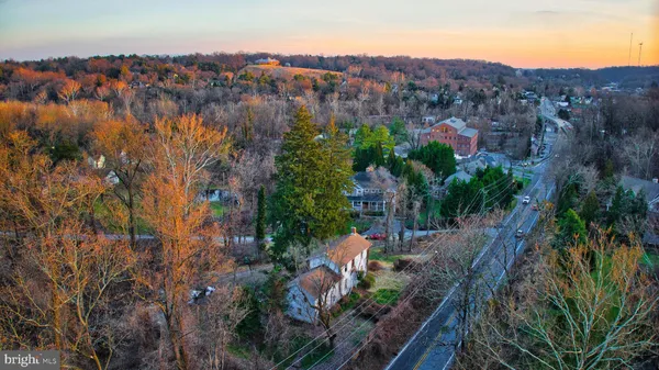 a view of an house with backyard space and garden