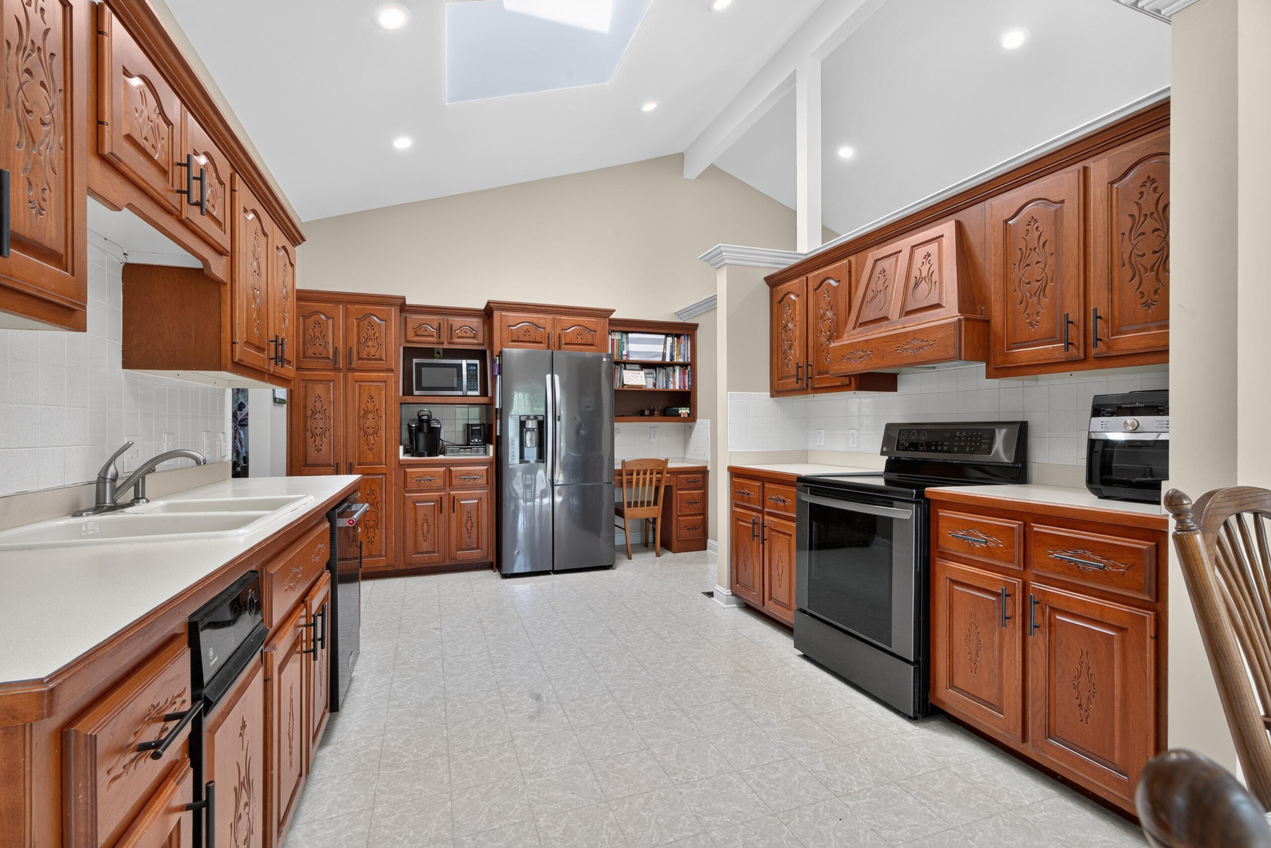 107 Squires Pointe Road Paris, KY 40361 - Photo 17 of 55 Plenty of natural light with skylight in kitchen.