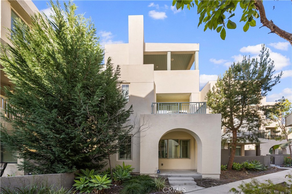 108 Catalyst Irvine, CA 92618 - Photo 5 of 60 a front view of a house with garden