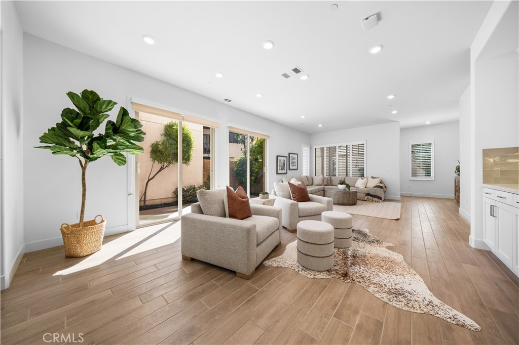 108 Catalyst Irvine, CA 92618 - Photo 9 of 60 a living room with furniture potted plant and a large mirror