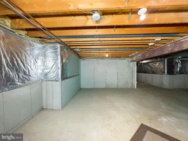 a view of a garage