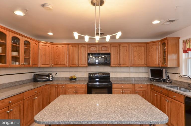 6517 29th Street North Arlington, VA 22213 - Photo 10 of 29 Kitchen
