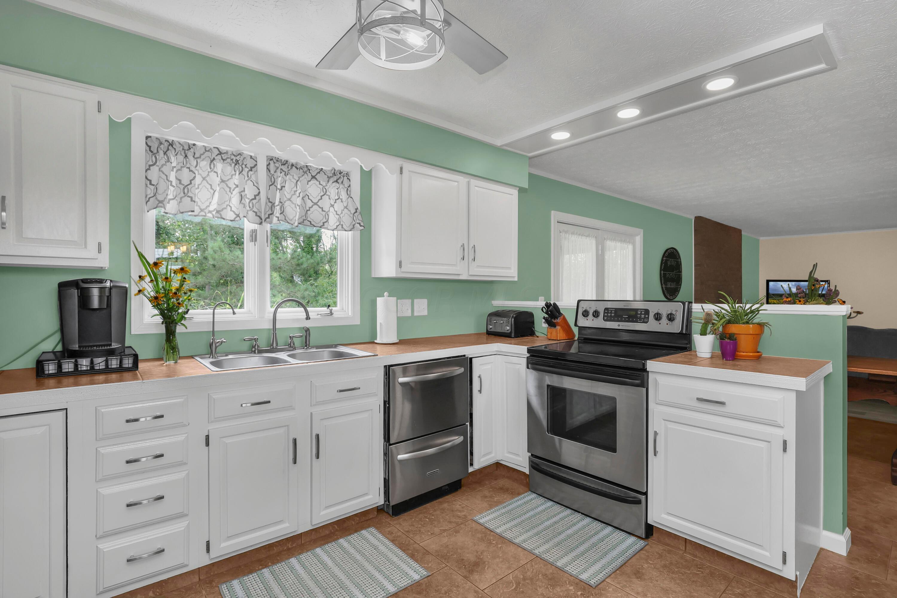 1060 South Watkins Road Alexandria, OH 43001 - Photo 3 of 47 0G7A6801