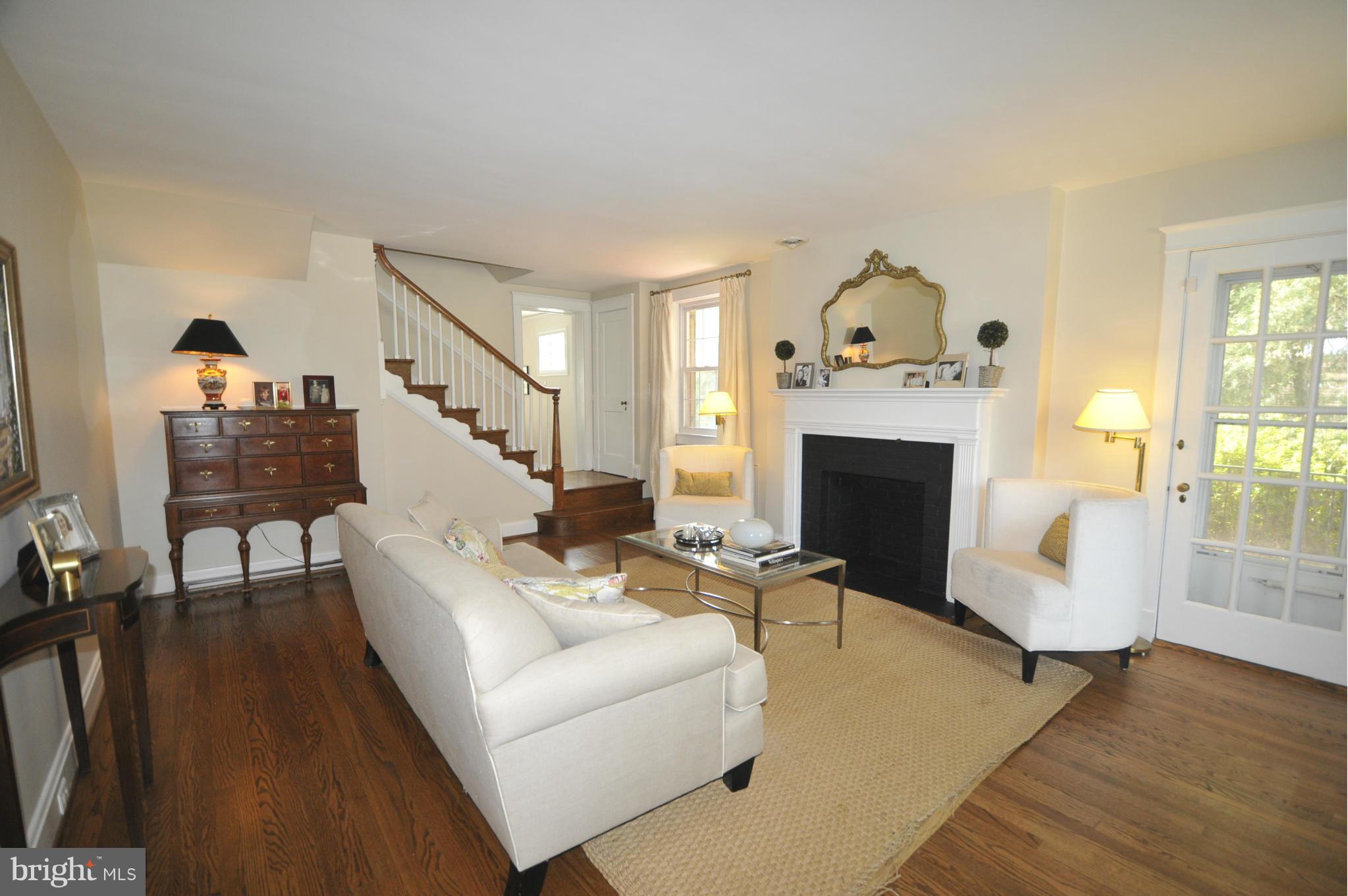 501 Sussex Road Towson, MD 21286 - Photo 2 of 30 Living Room