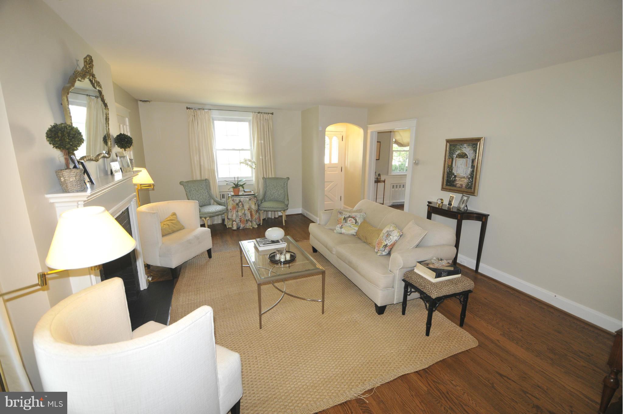 501 Sussex Road Towson, MD 21286 - Photo 3 of 30 Living Room