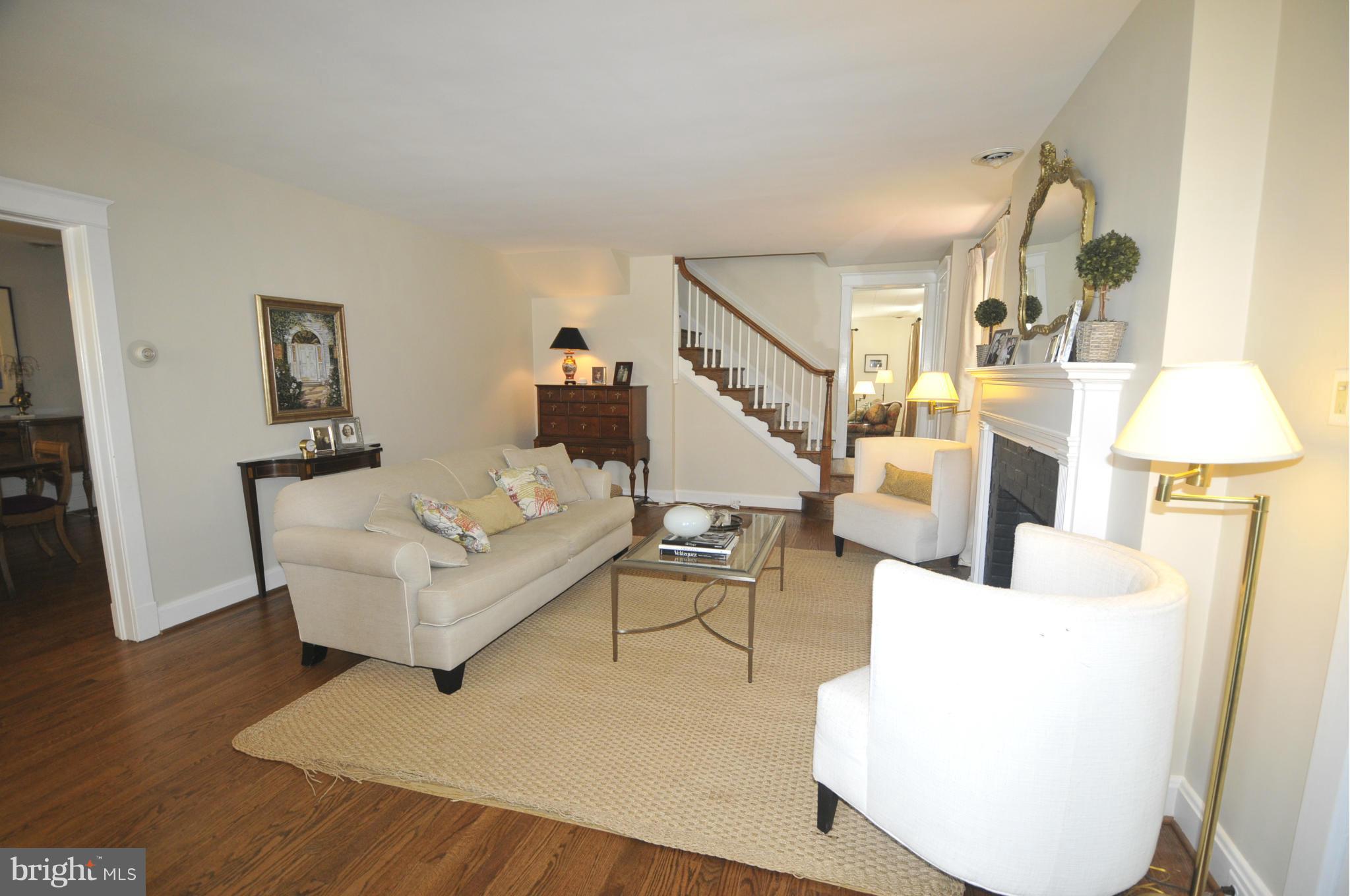 501 Sussex Road Towson, MD 21286 - Photo 4 of 30 Living Room
