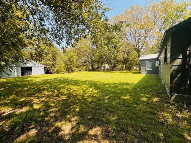 a view of yard and mountain view