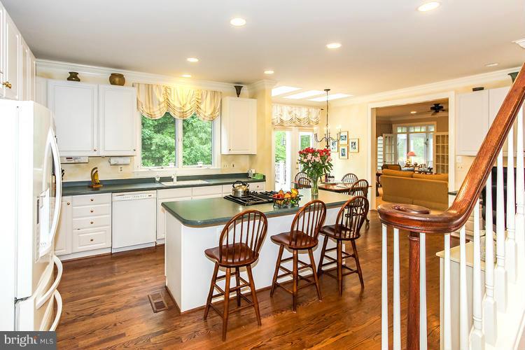 1161 Fieldview Drive Reston, VA 20194 - Photo 11 of 30 Kitchen