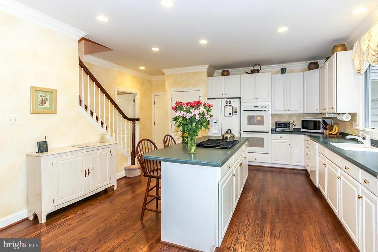 1161 Fieldview Drive Reston, VA 20194 - Photo 15 of 30 Kitchen