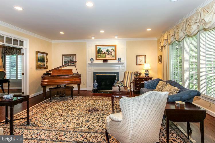 1161 Fieldview Drive Reston, VA 20194 - Photo 3 of 30 Living Room