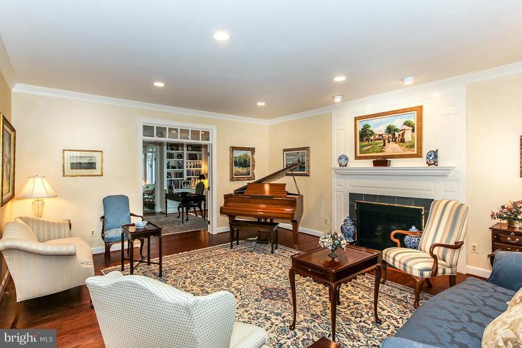 1161 Fieldview Drive Reston, VA 20194 - Photo 4 of 30 Living Room