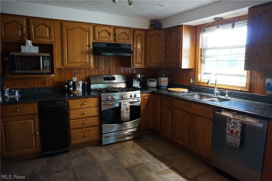 6019 New London Road Ashtabula, OH 44004 - Photo 3 of 47 Kitchen with stainless steel appliances including trash compactor, ceramic tile flooring.