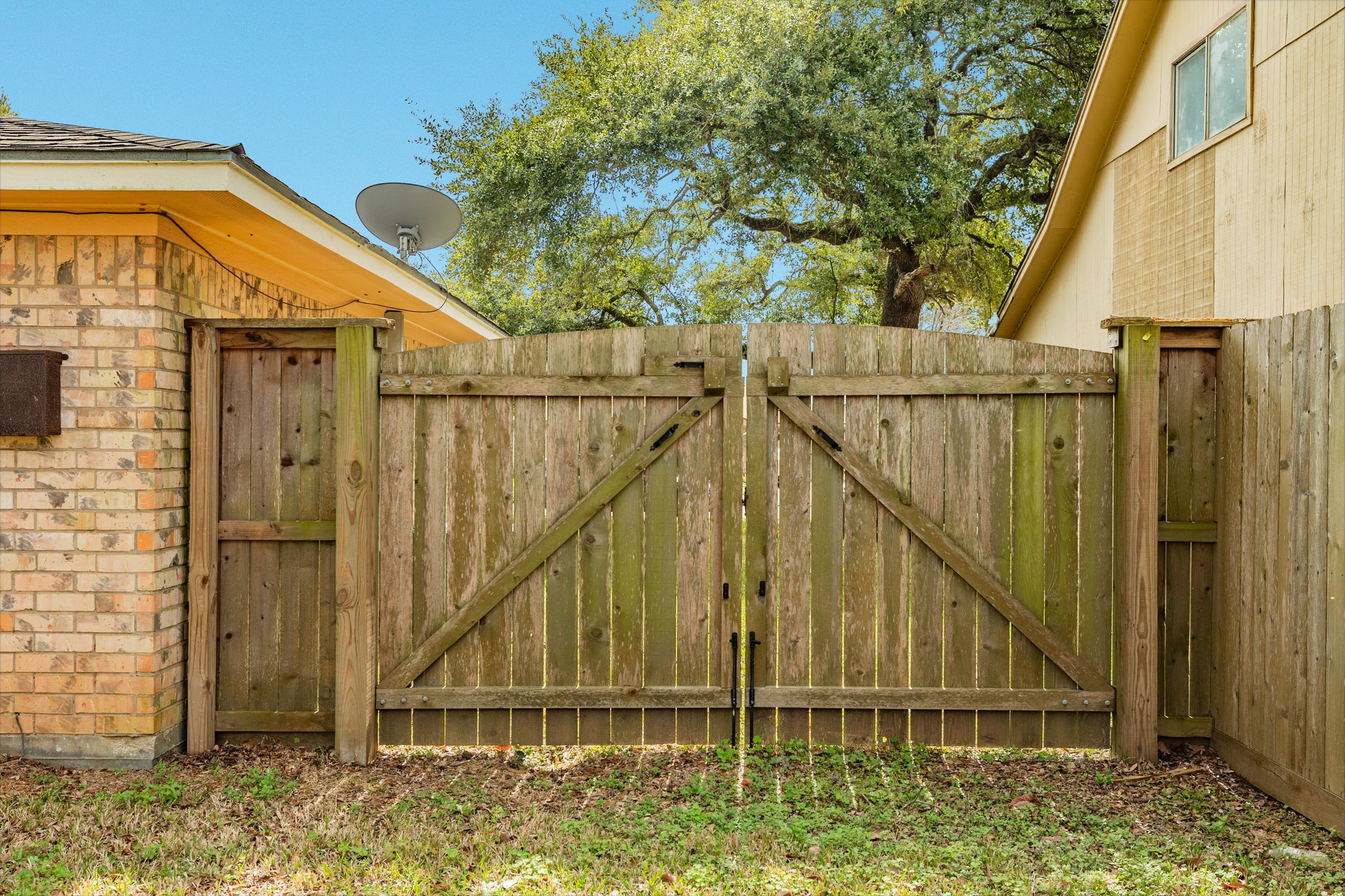 1030 Maple Street Clute, TX 77531 - Photo 25 of 25 a view of a balcony with a small yard