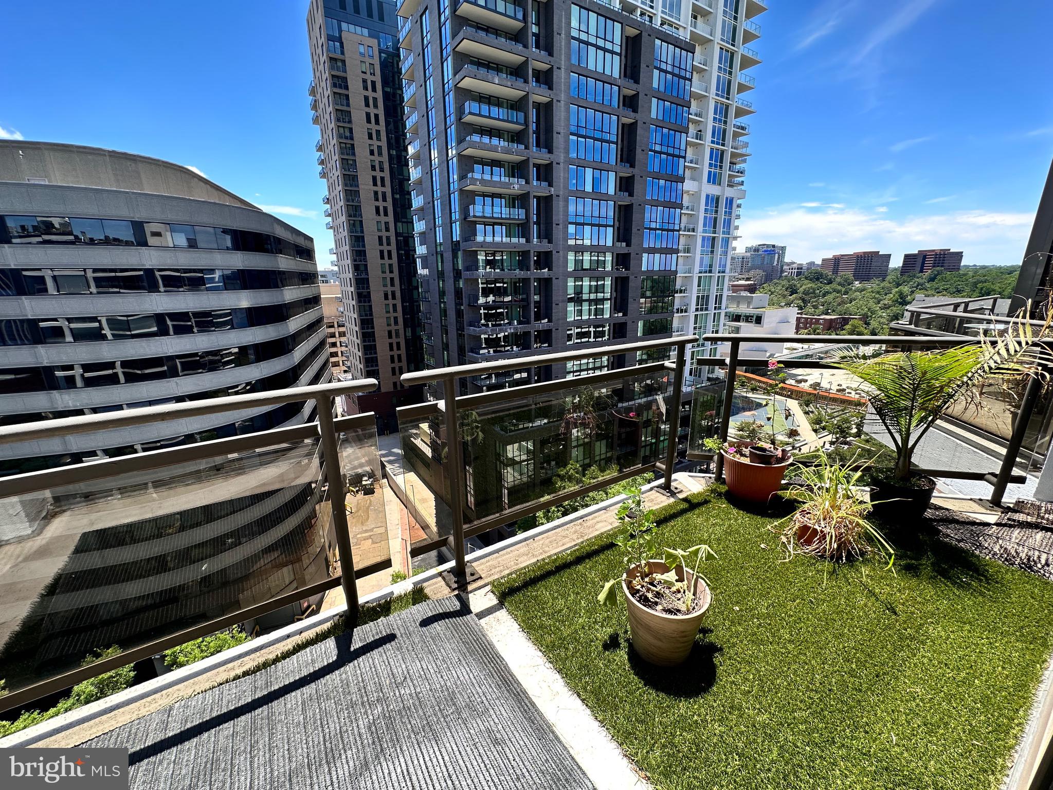 1530 Key Boulevard, Unit 1321 Arlington, VA 22209 - Photo 8 of 42 a view of roof with sitting area and furniture