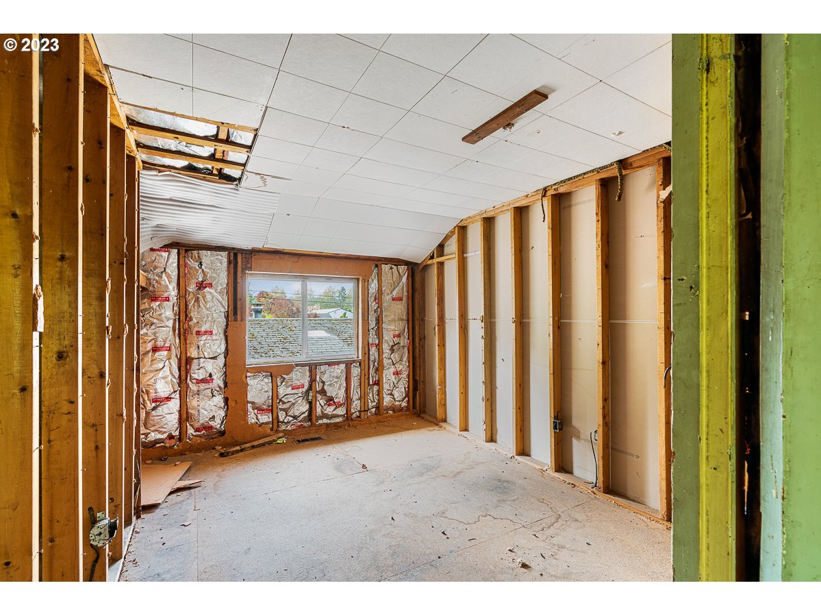 16315 Southeast Lincoln Street Portland, OR 97233 - Photo 12 of 32