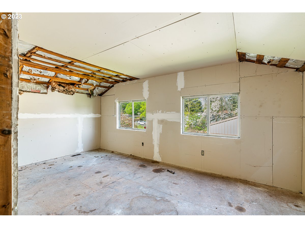 16315 Southeast Lincoln Street Portland, OR 97233 - Photo 13 of 32