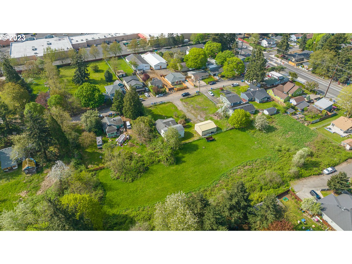 16315 Southeast Lincoln Street Portland, OR 97233 - Photo 30 of 32 a kitchen with lots of green space