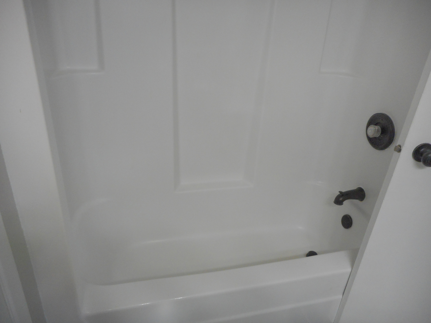 1318 Antigo Trail Carol Stream, IL 60188 - Photo 23 of 23 a bathroom with a bathtub