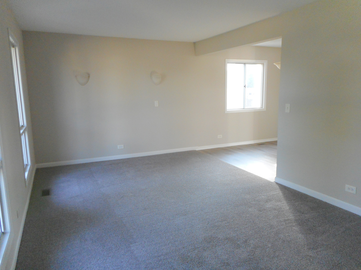 1318 Antigo Trail Carol Stream, IL 60188 - Photo 6 of 23 an empty room with a window