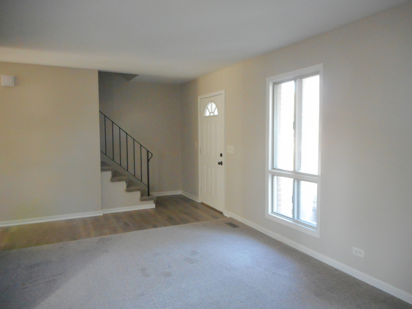 1318 Antigo Trail Carol Stream, IL 60188 - Photo 7 of 23 an empty room with windows