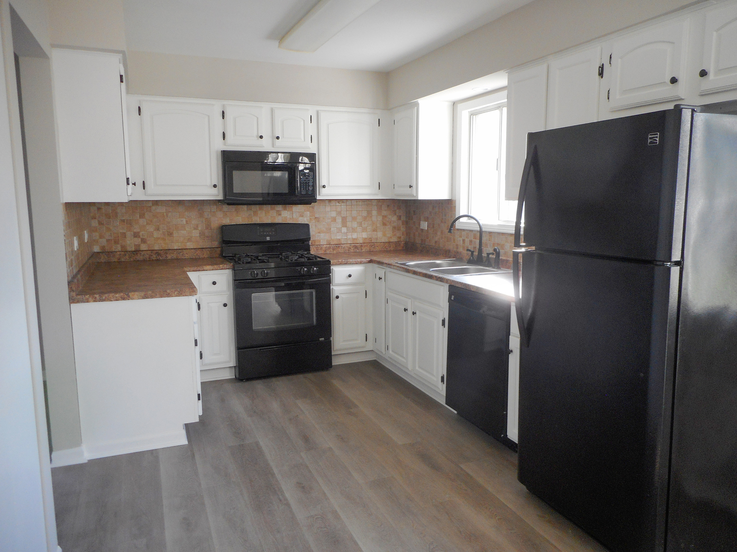 1318 Antigo Trail Carol Stream, IL 60188 - Photo 10 of 23 a kitchen with a refrigerator stove and sink