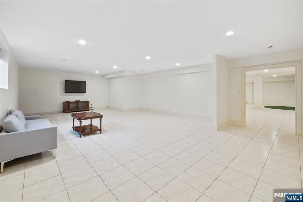 71 Roberts Road Englewood Cliffs, NJ 07632 - Photo 30 of 38