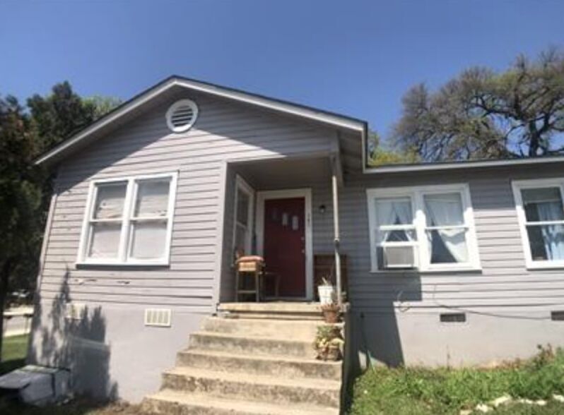 Bungalow-style home with crawl space