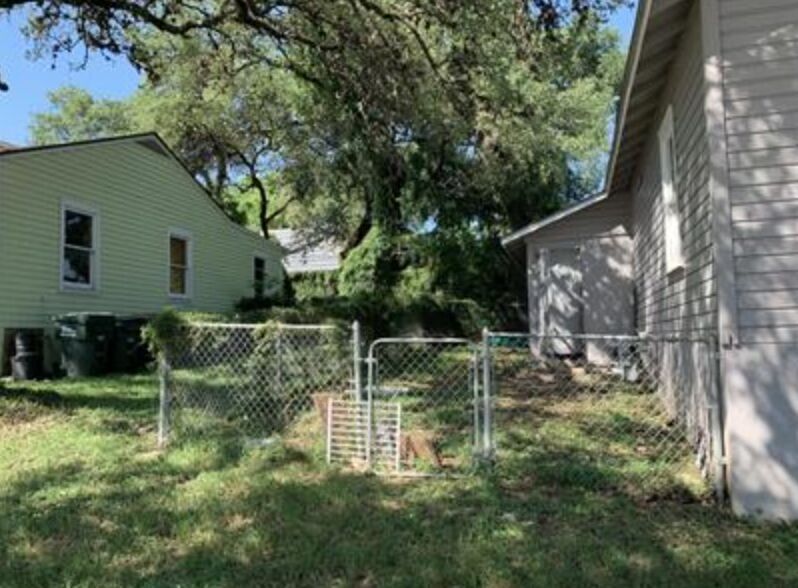 301 Cardinal Street San Marcos, TX 78666 - Photo 9 of 9 View of yard with a gate