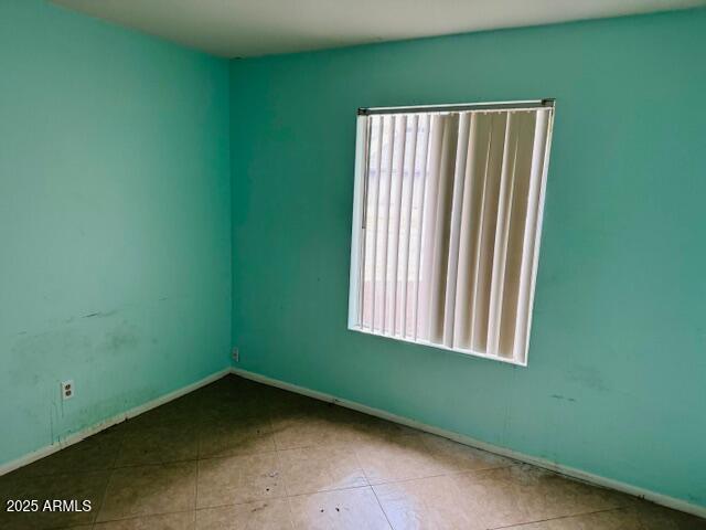 4044 East Carson Road Phoenix, AZ 85042 - Photo 17 of 22 a view of a room that has a window in it