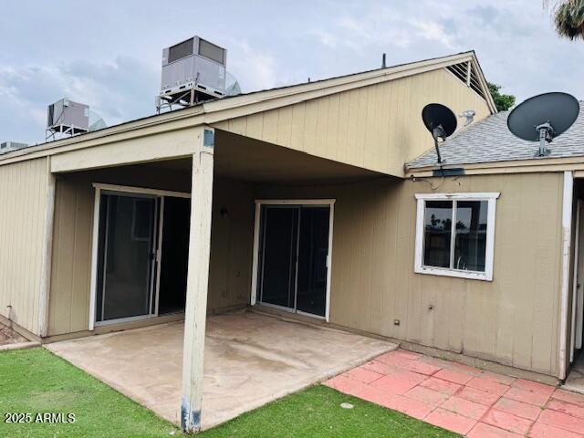 4044 East Carson Road Phoenix, AZ 85042 - Photo 5 of 22 a front view of a house with yard