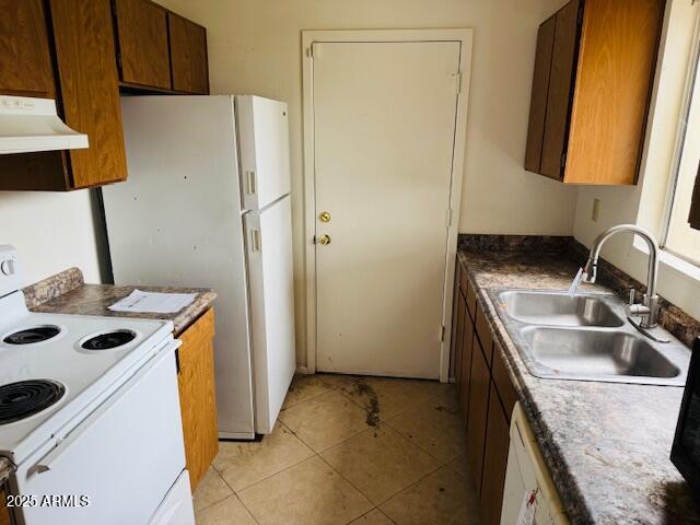4044 East Carson Road Phoenix, AZ 85042 - Photo 8 of 22 a kitchen with stainless steel appliances granite countertop a sink stove and refrigerator