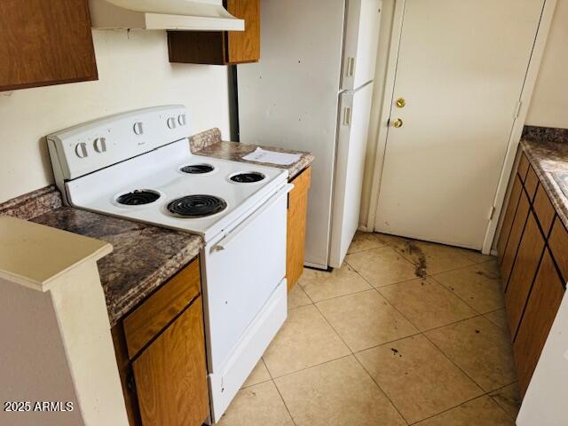 4044 East Carson Road Phoenix, AZ 85042 - Photo 9 of 22 a kitchen with a stove a refrigerator and a stove