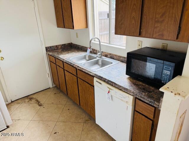 4044 East Carson Road Phoenix, AZ 85042 - Photo 10 of 22 a kitchen with granite countertop a sink and a stove