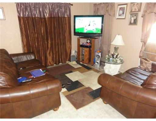 2554 Danforth Lane Ingleside, TX 78362 - Photo 2 of 10 a living room with furniture and a flat screen tv