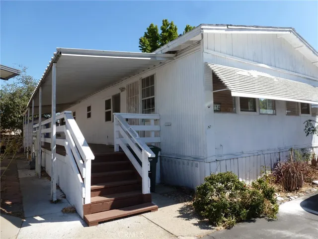 a view of entryway with a flower garden