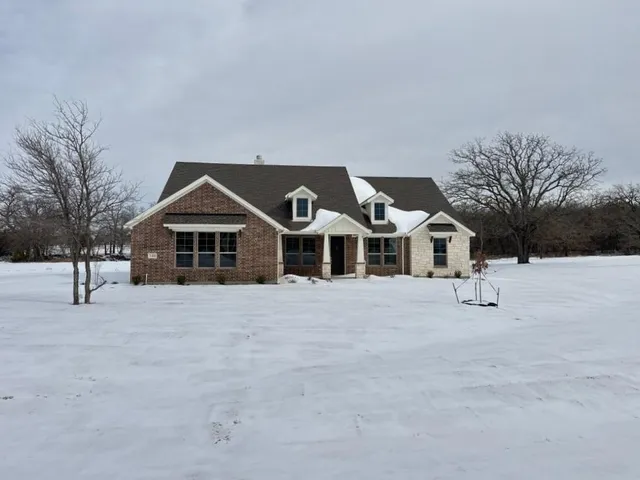 a view of houses with yard and mountain view in back