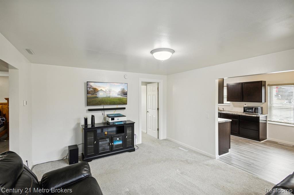 9432 East Coldwater Road Davison, MI 48423 - Photo 9 of 22