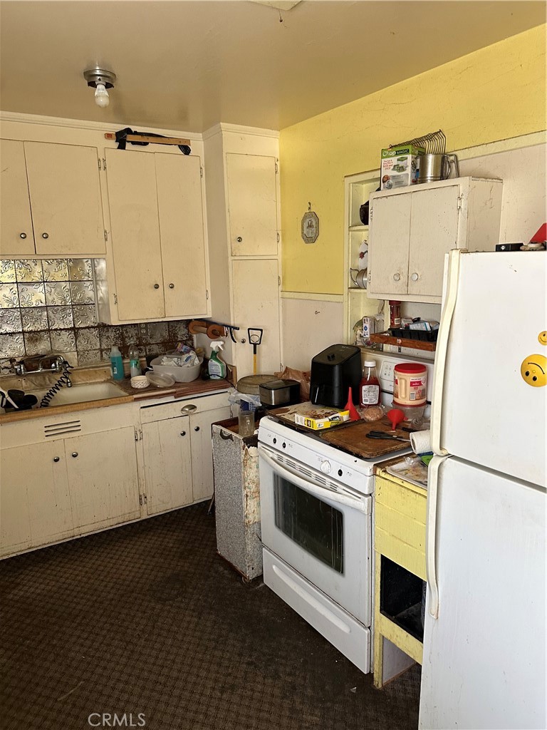 168 Lark Street Oxnard, CA 93033 - Photo 11 of 15 a kitchen with a white cabinets and white appliances