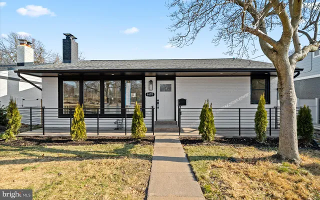 a view of a entrance gate of the house