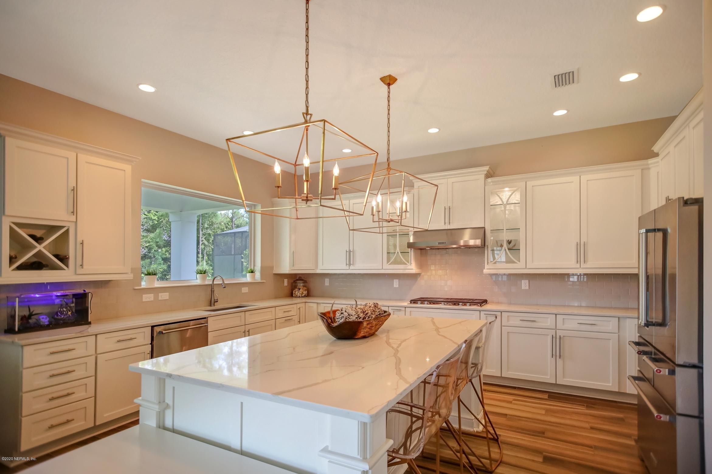 Kitchen with large island