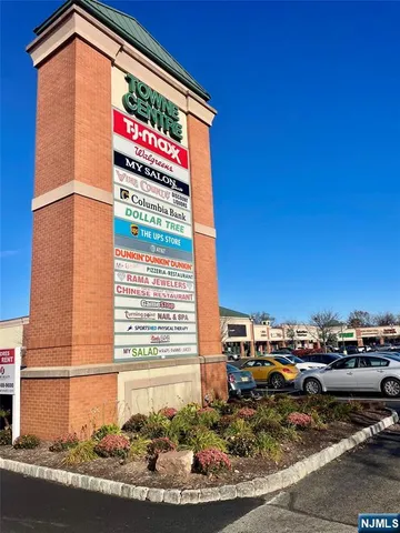 $2,800 | 428 Valley Brook Avenue, Unit 1, Lyndhurst, NJ 07071