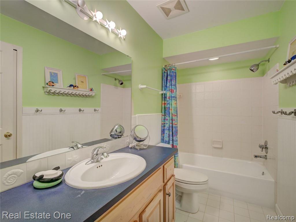 323 Lone Pine Circle Rochester, MI 48307 - Photo 24 of 39 DSC05858_59_60.jpg