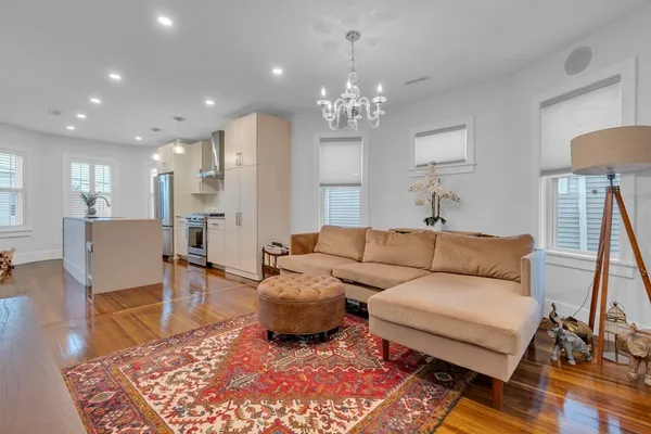 $2,800 | 351 Centre Street, Unit 3, Boston, MA 02122