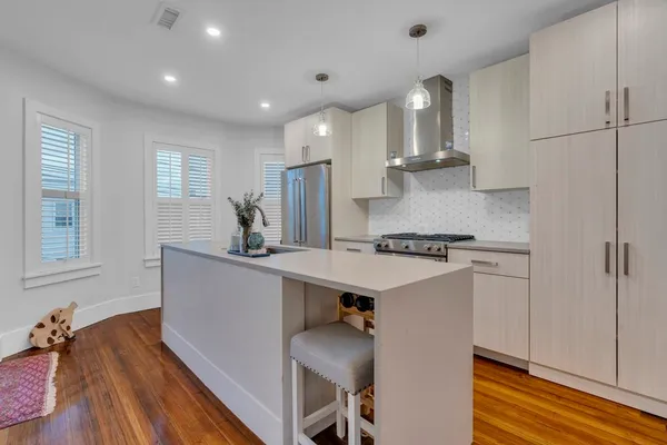 $2,800 | 351 Centre Street, Unit 3, Boston, MA 02122