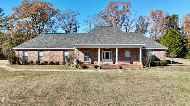 $379,900 | 109 Grande Oaks Drive, Byram, MS 39272